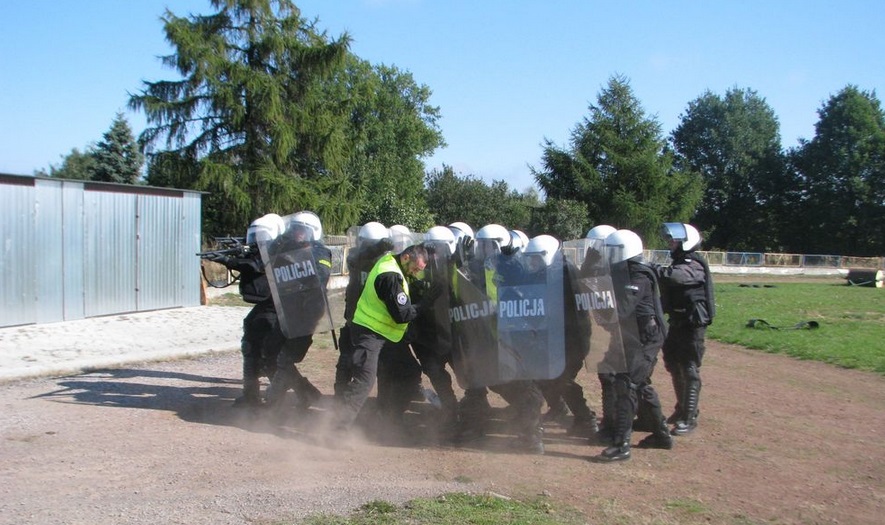 Policjanci ćwiczyli na oleskim stadionie