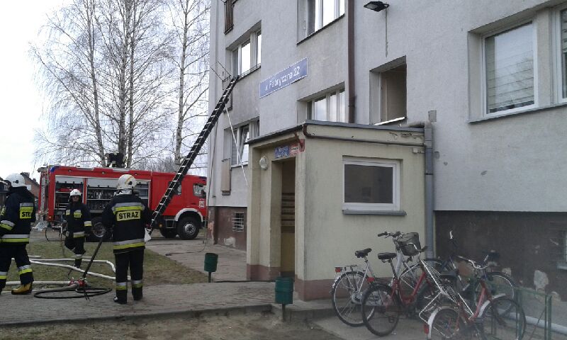 Pożar bloku w Praszce. Ewakuowano 22 osoby