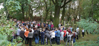 Mieszkańcy tłumnie zwiedzili cmentarz żydowski w Oleśnie
