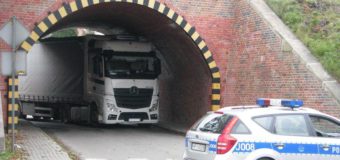 Kierujący ciężarówką utknął pod wiaduktem w Oleśnie