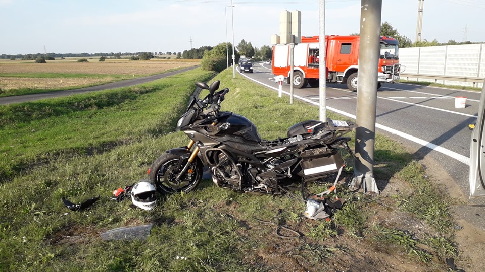 Wypadek motocykla z osobówką na obwodnicy Dobrodzienia