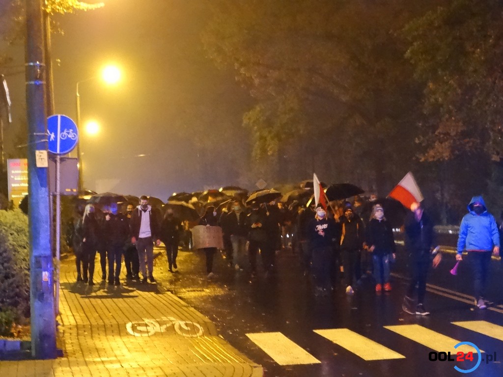 Drugi dzień strajku w Oleśnie. Dwugodzinny spacer w deszczu!
