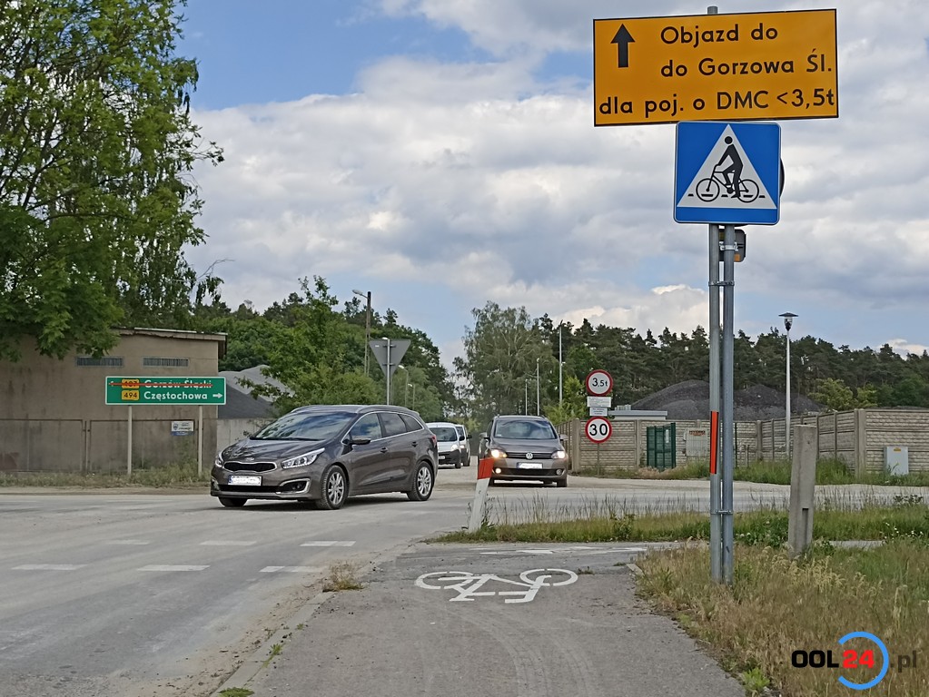 Zamknięta droga wojewódzka i powiatowa na czas budowy węzła obwodnicy Olesna. Pokazujemy, jak wygląda objazd