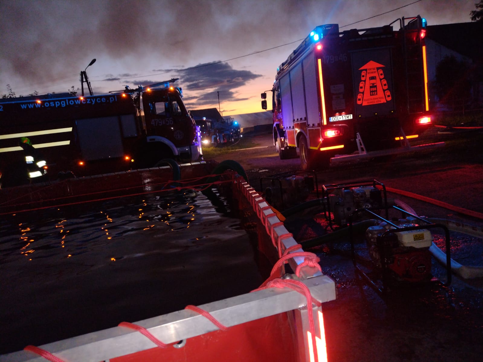 Ogromny pożar stodoły w Oleśnie. Strażacy walczyli z ogniem aż trzynaście godzin