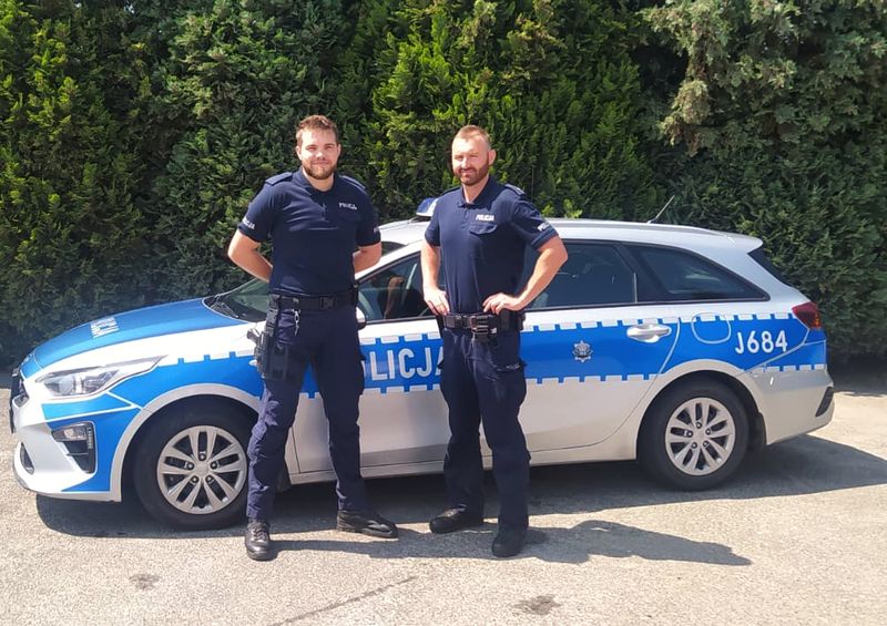 Policjanci z Praszki pilotowali samochód do szpitala. Otrzymali podziękowania