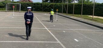Uczniowie z Radłowa pod okiem policjantów zdawali egzamin na kartę rowerową