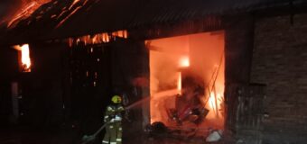 Spory pożar zabudowań gospodarczych w Dębinie. Akcja strażaków trwała całą noc!