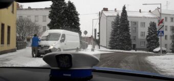 Zimowe warunki na drodze. Rady oleskiej policji