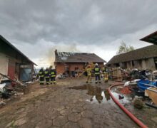 Strażacy przez ponad osiem godzin walczyli z pożarem obory w Klekotnej