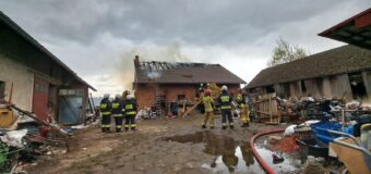 Strażacy przez ponad osiem godzin walczyli z pożarem obory w Klekotnej