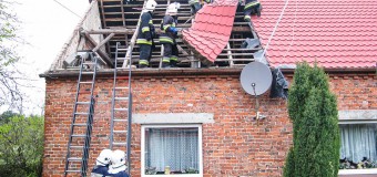 Zerwany dach w Klekotnej i pożar w zakładzie stolarskim w Malichowie