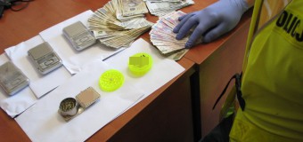 Kilogram amfetaminy w aucie, kolejne narkotyki i dopalacze w mieszkaniu – para z gminy Praszka zatrzymana