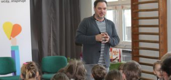 Grzegorz Kasdepke na spotkaniu autorskim w szkole w Wachowie