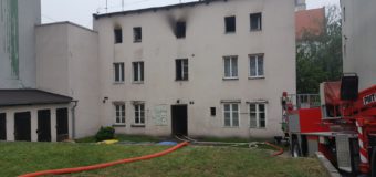 Nad ranem w Oleśnie wybuchł pożar w budynku wielorodzinnym. 9 zastępów straży pożarnej, ewakuacja mieszkańców