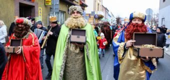 Trzej Królowie przeszli ulicami Praszki