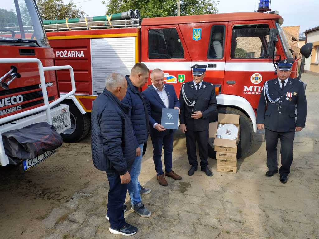 Gmina Rudniki przekazała Ukrainie wóz strażacki, a OSP Łomnica motopompę