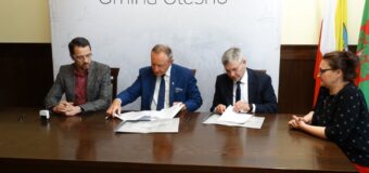 Podpisano umowy na przebudowę pięciu odcinków dróg w gminie Olesno