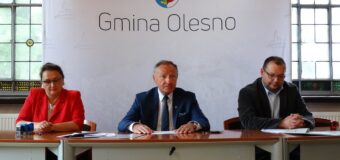 Podpisano umowy na przebudowę siedmiu odcinków dróg w gminie Olesno