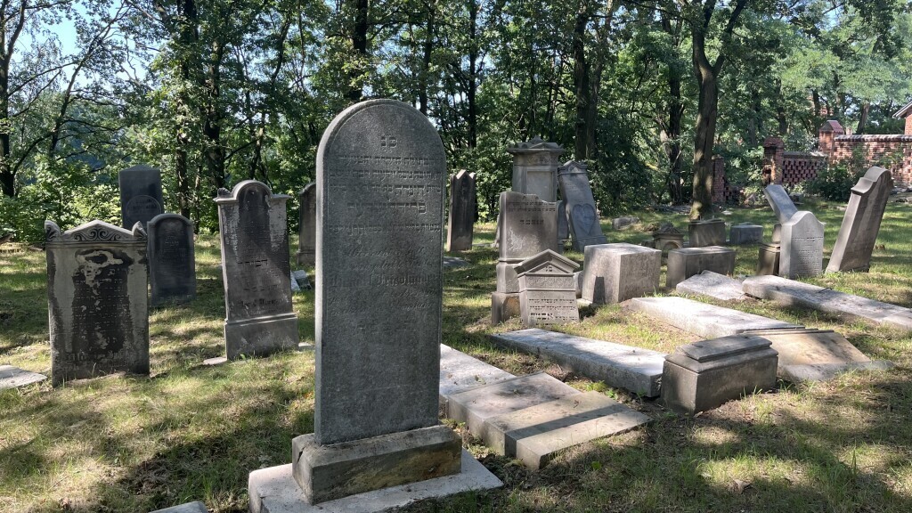 Prace konserwatorskie na Cmentarzu Żydowskim w Oleśnie zakończone