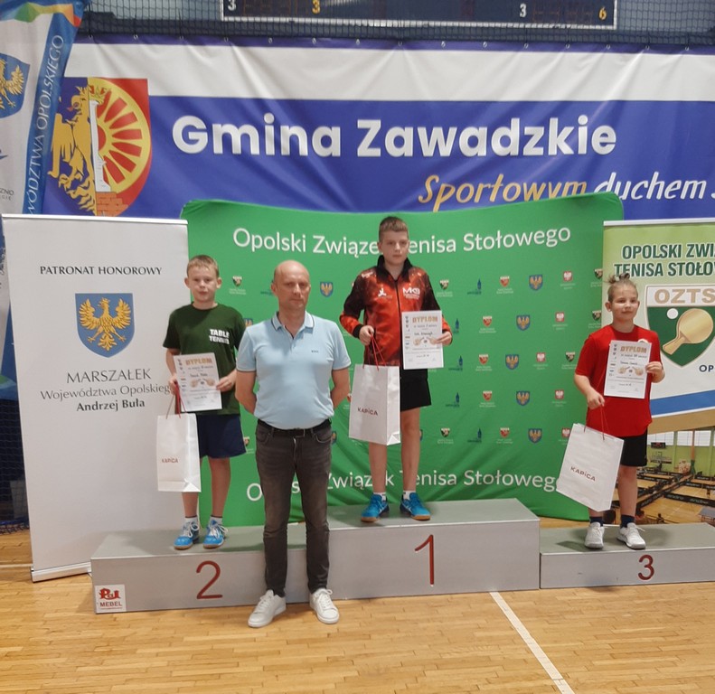 Złota odznaka oraz czołowe miejsca oleskich tenisistów podczas obchodów 75-lecia Opolskiego Zwiazku Tenisa Stołowego