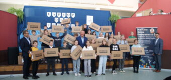 Olescy uczniowie odebrali laptopy w ramach rządowego programu